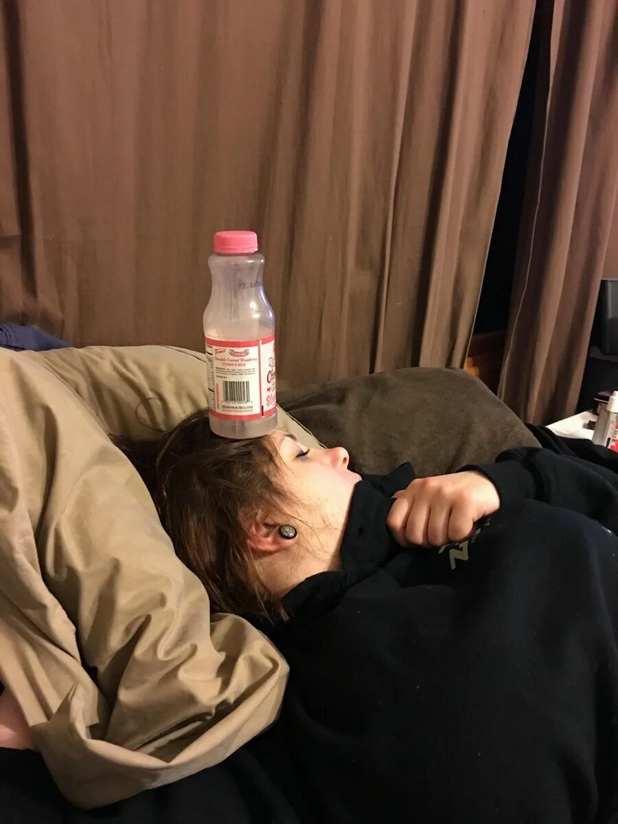 связанный человек на кровати.