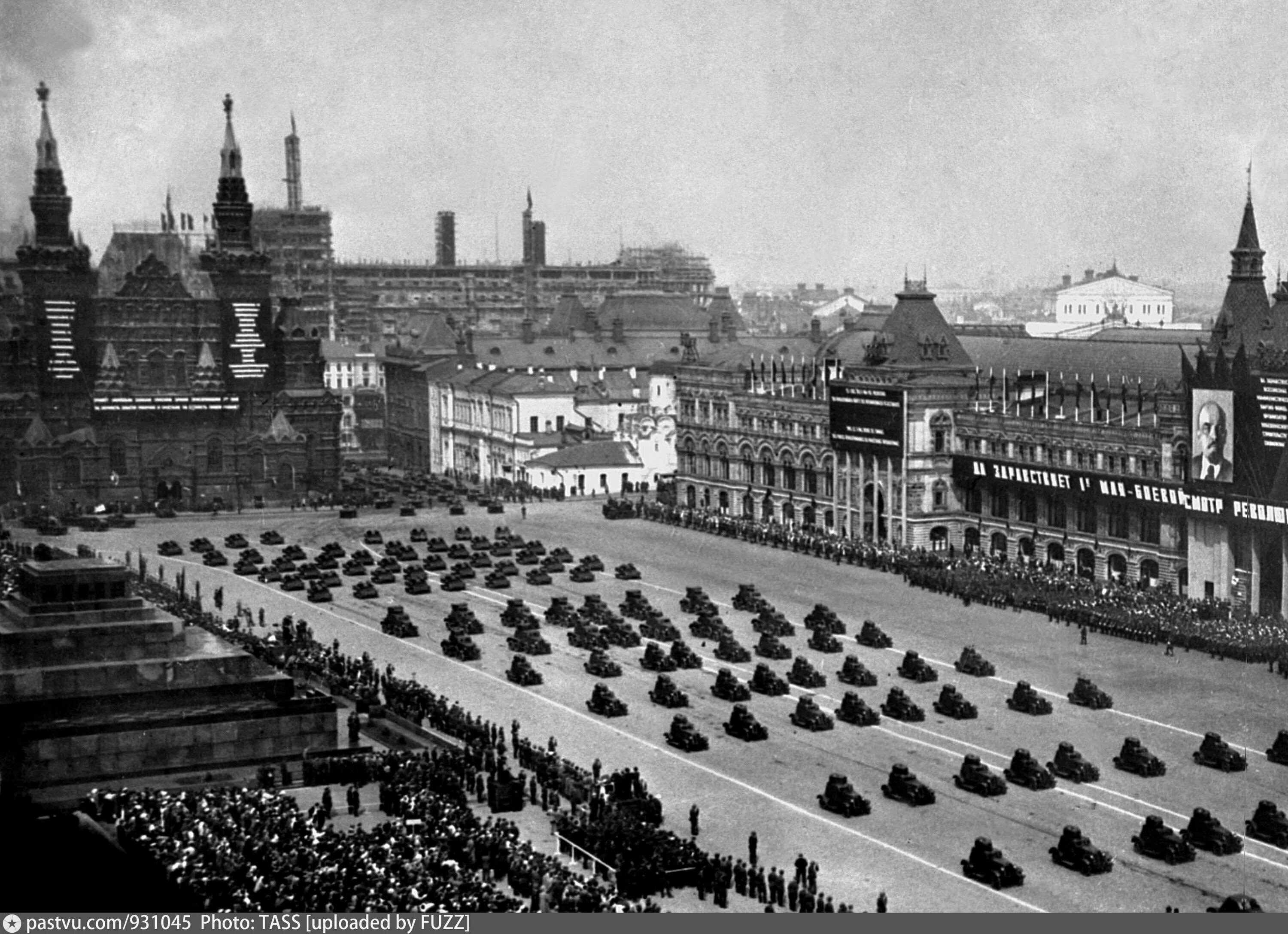 Москва 1934 года. Парад на красной площади 1935. Парад красной армии 1937 на красной площади. Красная площадь СССР 1935. Парад красной армии 1935 года красная площадь.