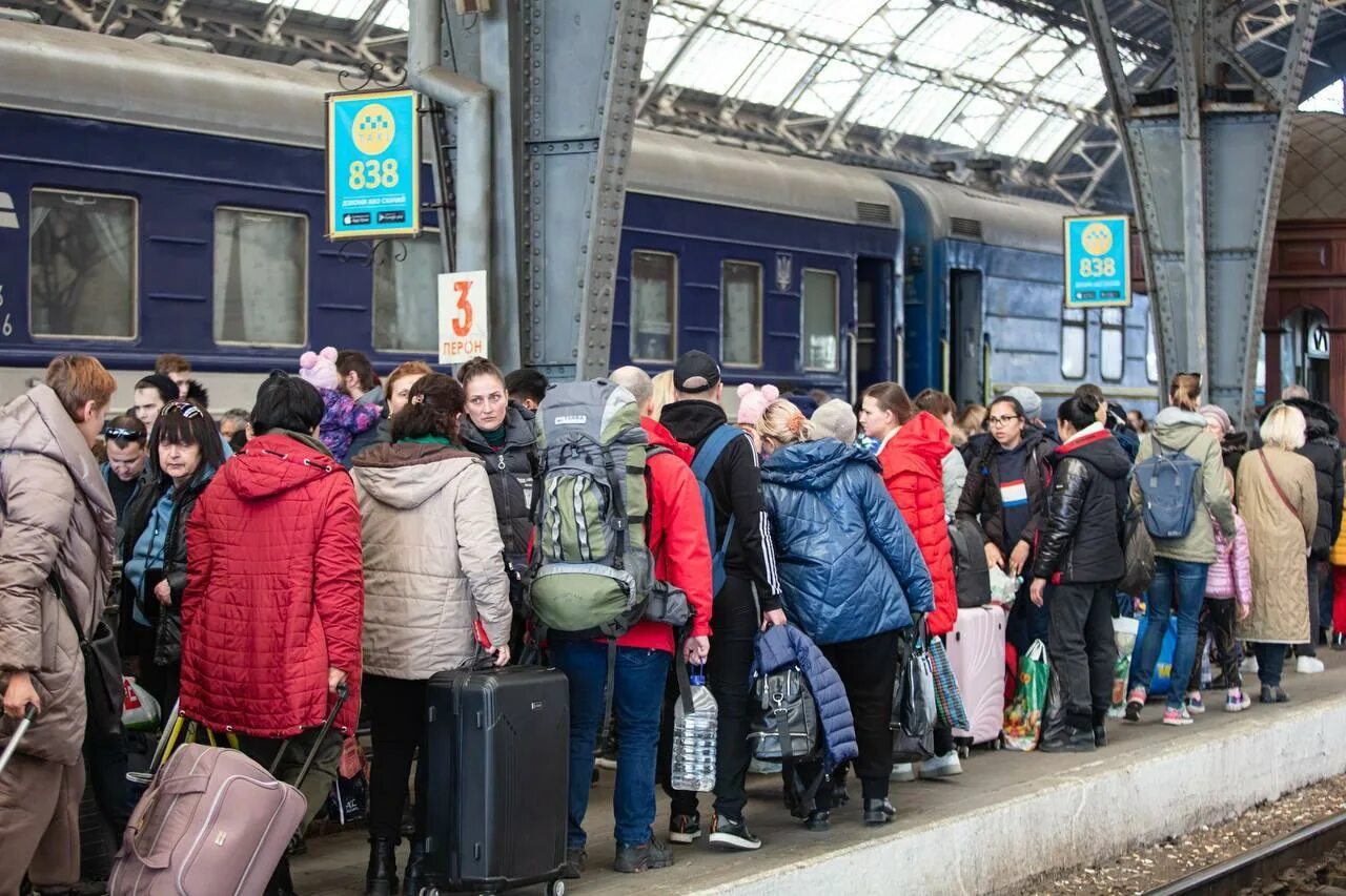 Новости 06.03 2024 года. Беженцы на вокзале. Люди на вокзале. Харьков вокзал поезда.
