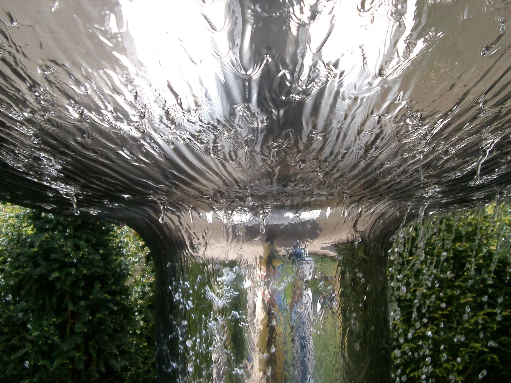 Сон вода с потолка в доме. Сон вода с потолка в доме. Вода льется с потолка. Вода в натяжном потолке. Круз с потолка капает вода.