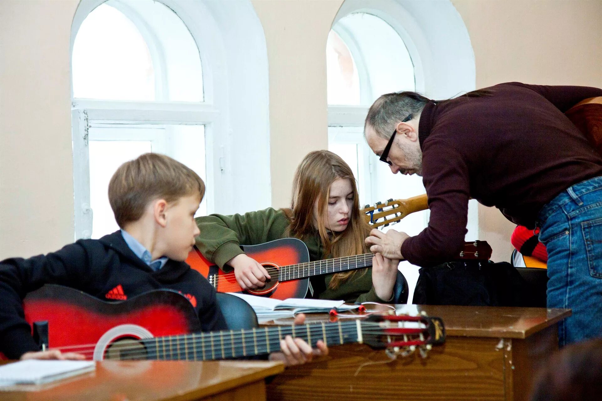 Уроки гитары москва. Занятия на гитаре. Занятия на гитаре для детей. Гитара для детей. Уроки гитары.