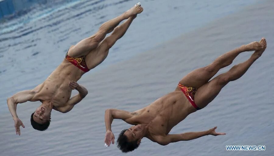 Прыжки в воду в китае. Парни прыгуны в воду. Китайские прыгуны в воду. Прыжки с трамплина в воду мужчины. Прыжки в воду юноши.