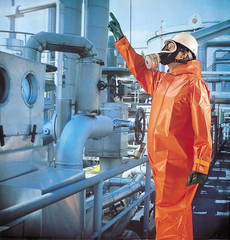 Токсичные производства. Хим костюм. Спецодежда для нефтяной промышленности. Защитный костюм на производстве. Спецодежда для химических производств.