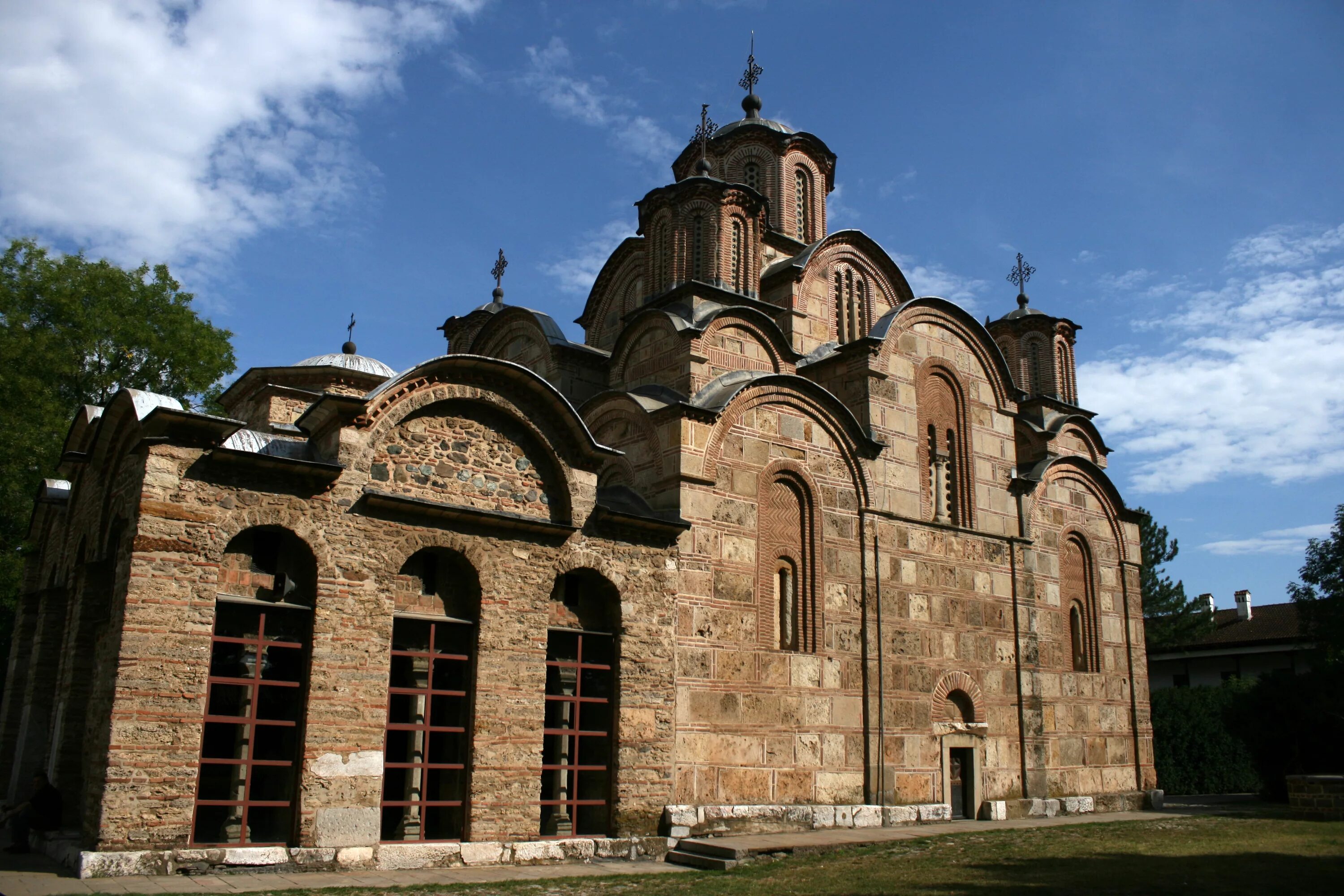Церкви 13 14 века. Монастырь Грачаница Сербия. Грачаница (Косово). Грачаница монастырь архитектура храма.