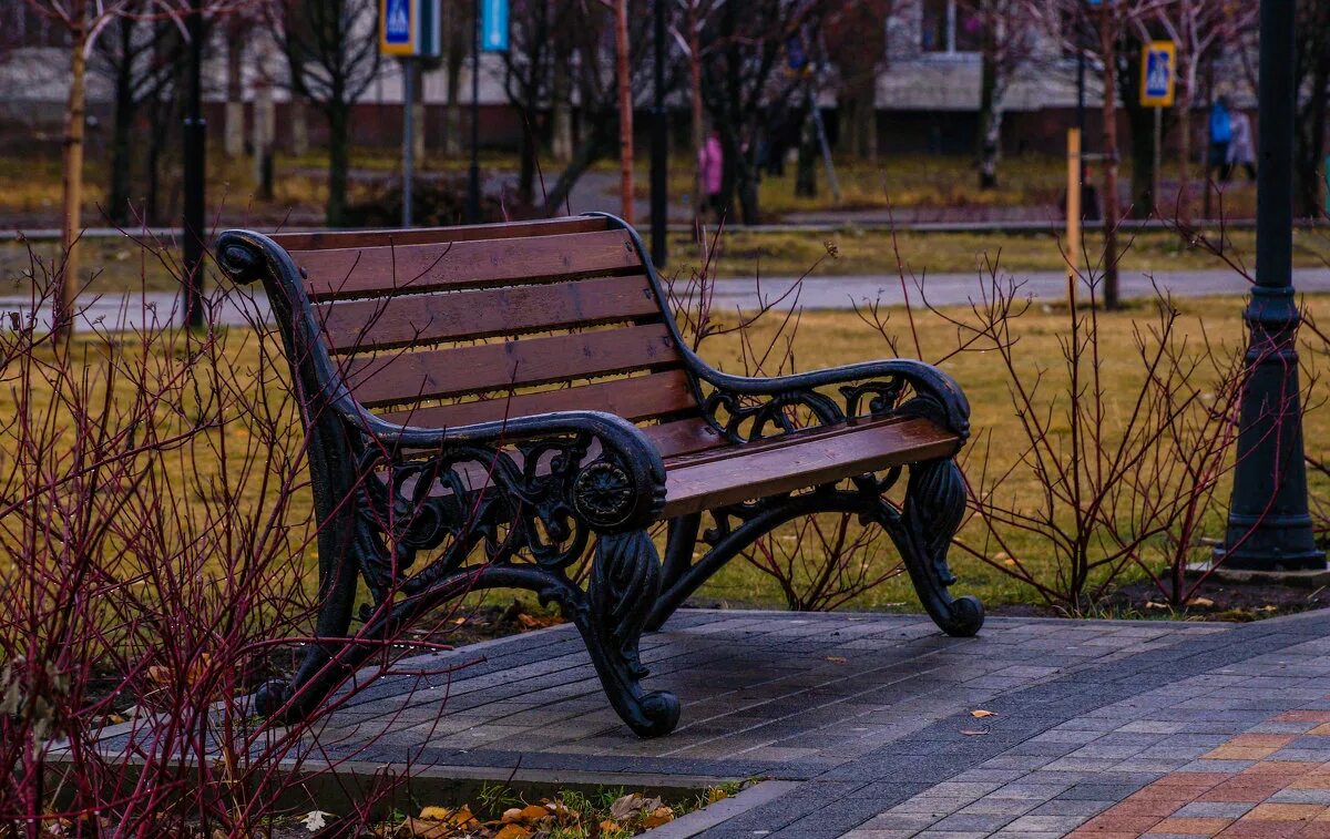 Скамейка черно белая. Одинокая скамья. Одинокая скамейка на закате. Осенний парк. Скамейка у моря.