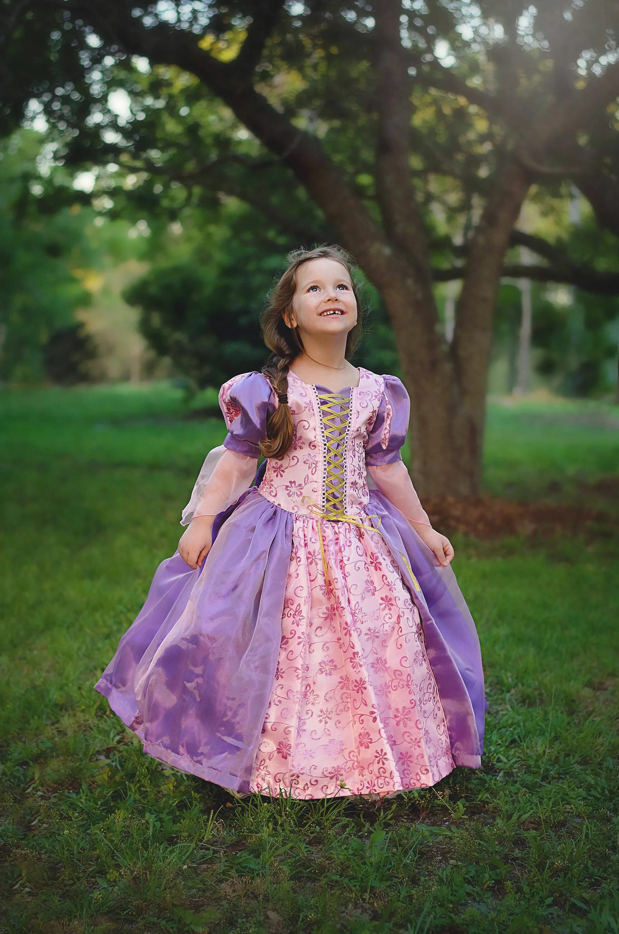 Нарядиться принцессой. Disney платье Рапунцель. Платье Рапунцель Дисней. Платье настоящей принцессы. Девочка принцесса.