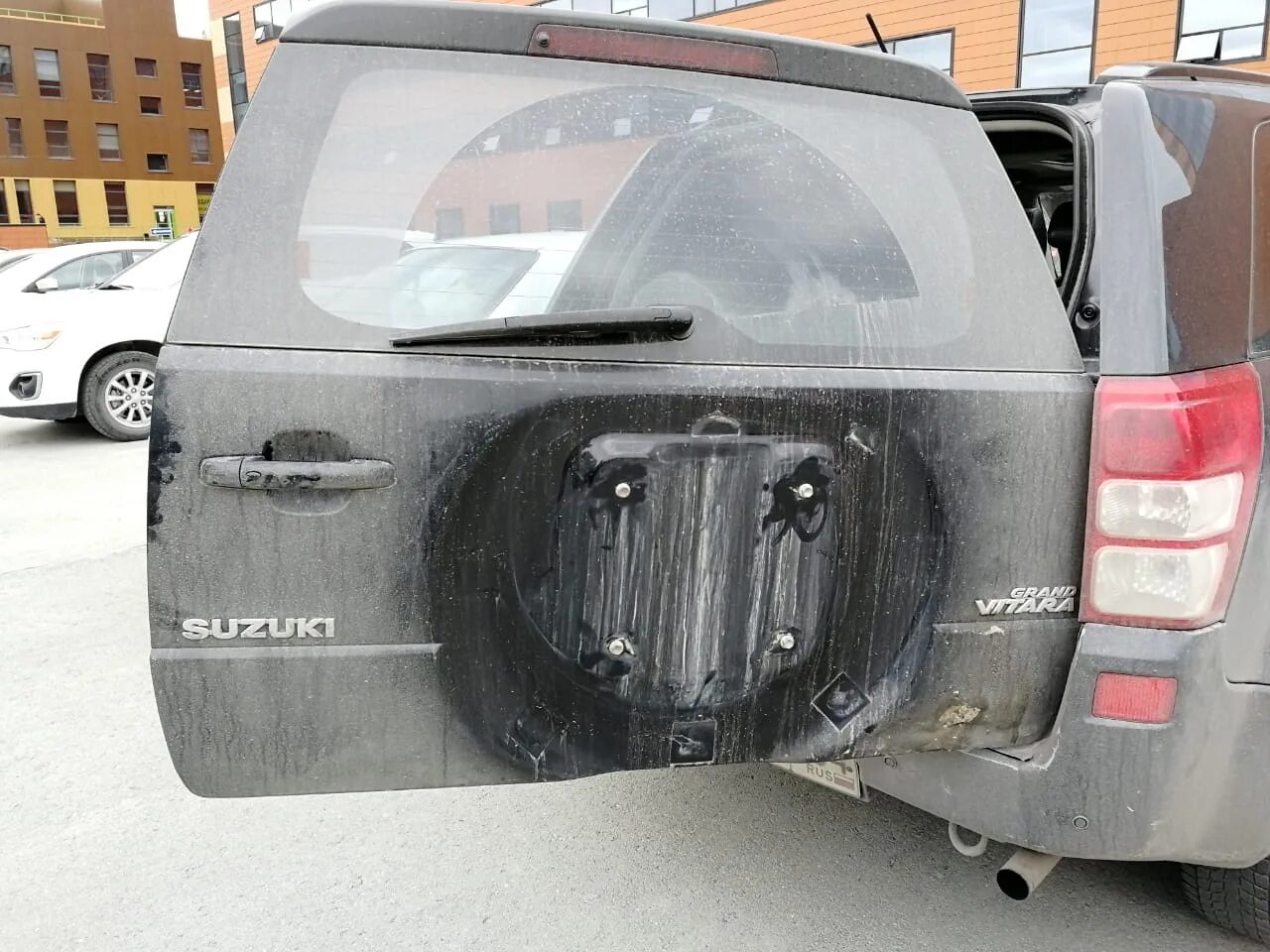 Suzuki grand vitara задний. Suzuki grand vitara задняя дверь. grand vitara 5 дверь без запаски. замок запаски suzuki grand vitara. сузуки гранд витара без запаски.