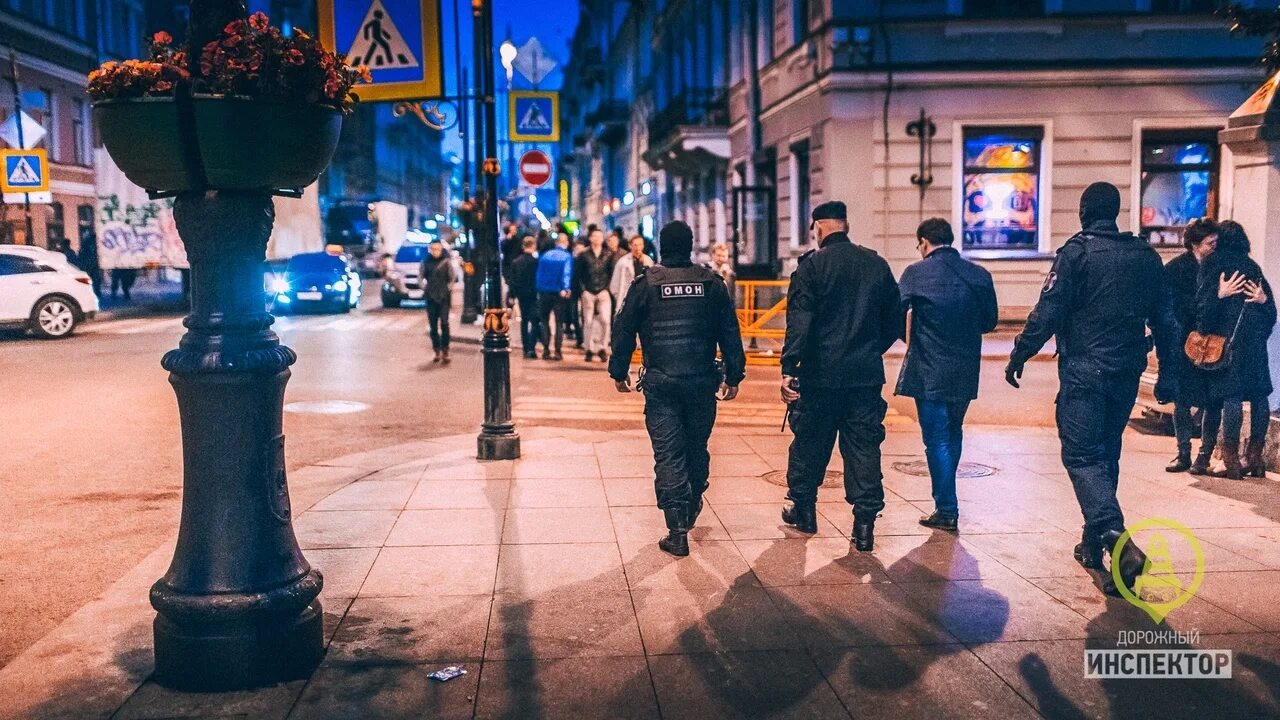 Думская человек. Думская улица Санкт-Петербург. Думская улица СПБ. Думская улица Питер Амон. Думская и Рубинштейна.