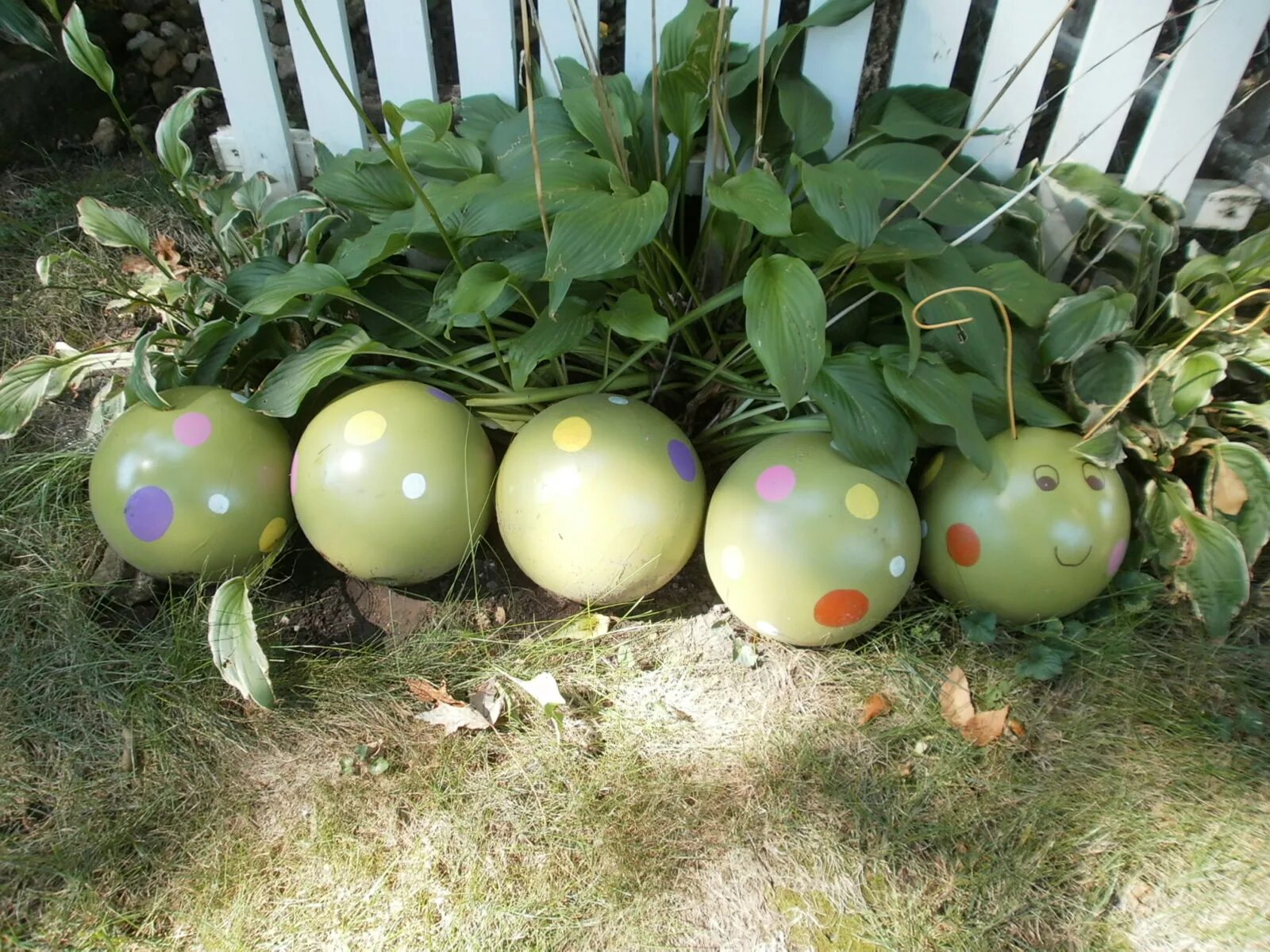 Шары для сада своими руками. Шары для украшения сада. Декоративные шары для сада. Цементные шары для сада. Зеркальные шары для сада.
