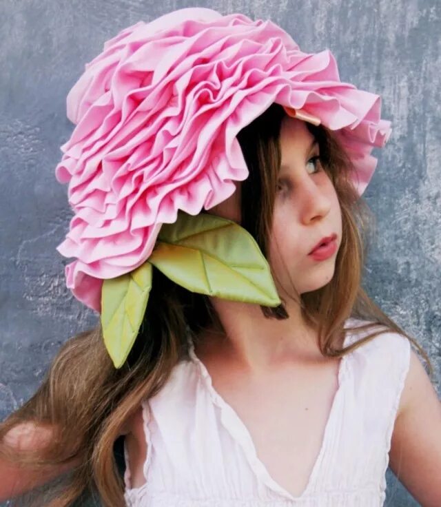 Шапка с цветком. Шляпка цветок. Шляпка из бумажных цветов. Большой цветок на голову.