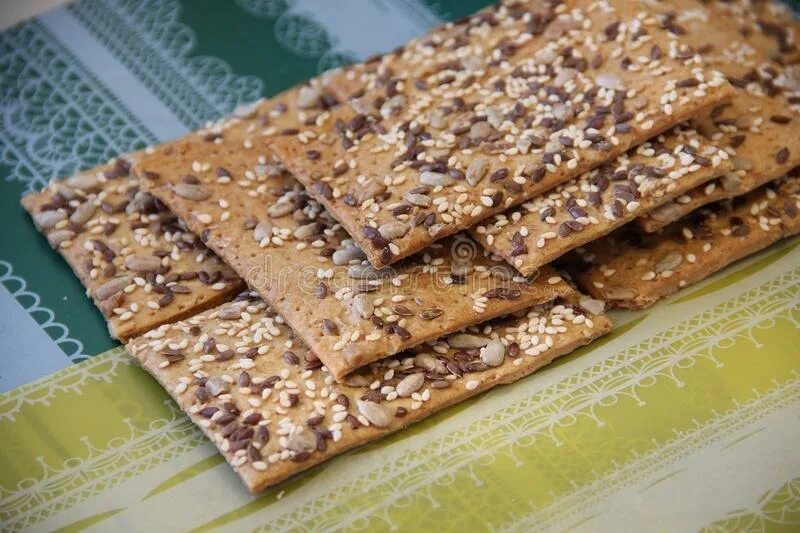 Хлебцы с семечками. Хлебцы мультизлаковые magic grain с тыквенными семечками, семенами льна и кунжута 160 г. Хлебцы с семенами подсолнечника и кунжутом. Хлебцы с семечками и кунжутом. Печенье галетное с семечками и кунжутом.