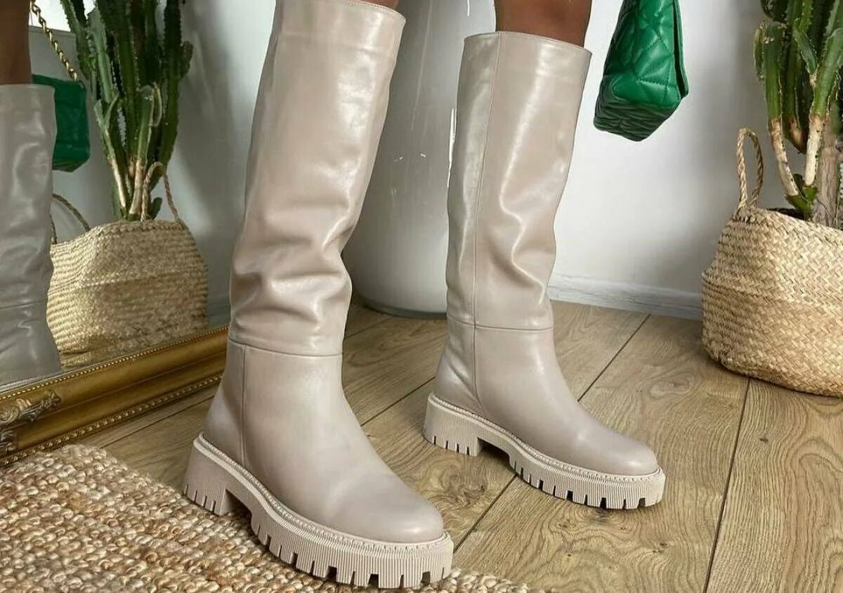 модные сапоги осень зима 2022-2023. стильные сапоги. сапоги антитренд зима 2021. какие модные сапоги зима. модные сапоги 2021 женские осень зима.