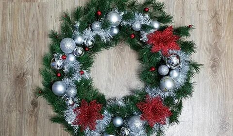 Рождественский венок из мишуры