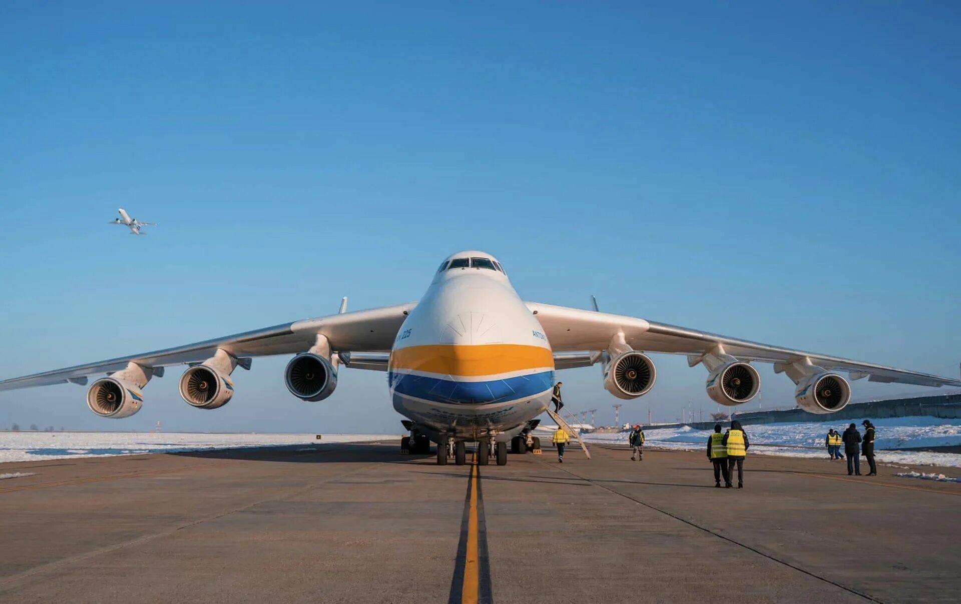 Самый большой самолет в мире. АН-225 Мрия в Бишкеке. Самый большой самолет в мире Мрия. Мрия самый большой самолёт сзади российский. АН-225 «Мрия» в Лейпциге.