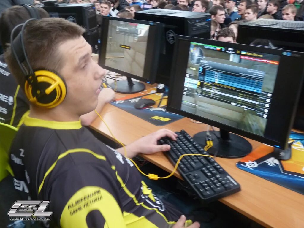 Cs go мониторы. Zeus cs 1.6. cs 1.6 navi zeus. зевс кс 1.6. киберспорт мониторы.