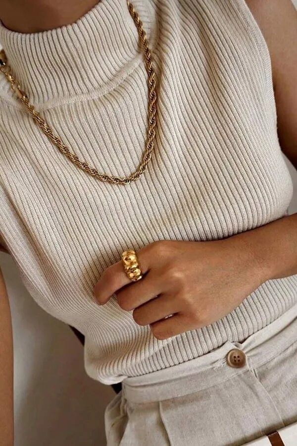 Цепочка с булавкой на шею золото. Носить золотую цепь. Носить золотую цепь. Золотые украшения для женщин. Модный аксессуар цепь золотая 2021.