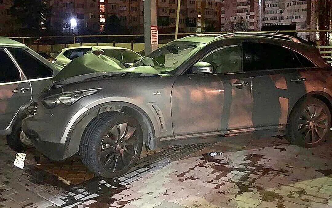 Инфинити 24. Краснодар дтп сегодня оз молл. Краснодар дтп на парковке. Авария у тц гпо на стоянке. Краснодар дтп на парковке.