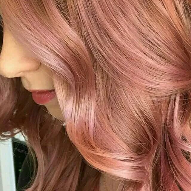 Розовое дерево волосы. Роуз Голд цвет волос. Эстель клубничный блонд. Роуз Голд цвет волос краска. Гарньер клубничный блонд.