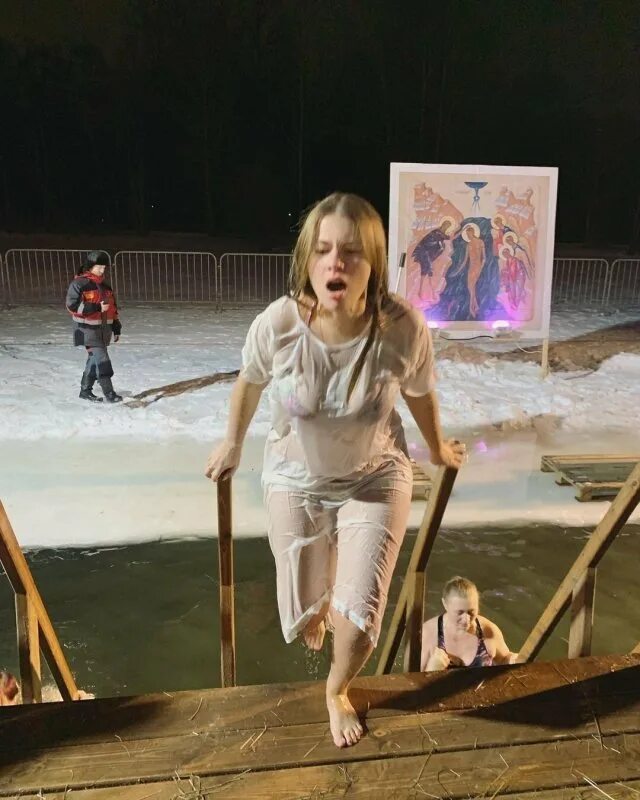 Крещенские купания девушки неглиже. Крещение прорубь. 19 января купание в проруби. Крещенские купания. С крещением тихвин.