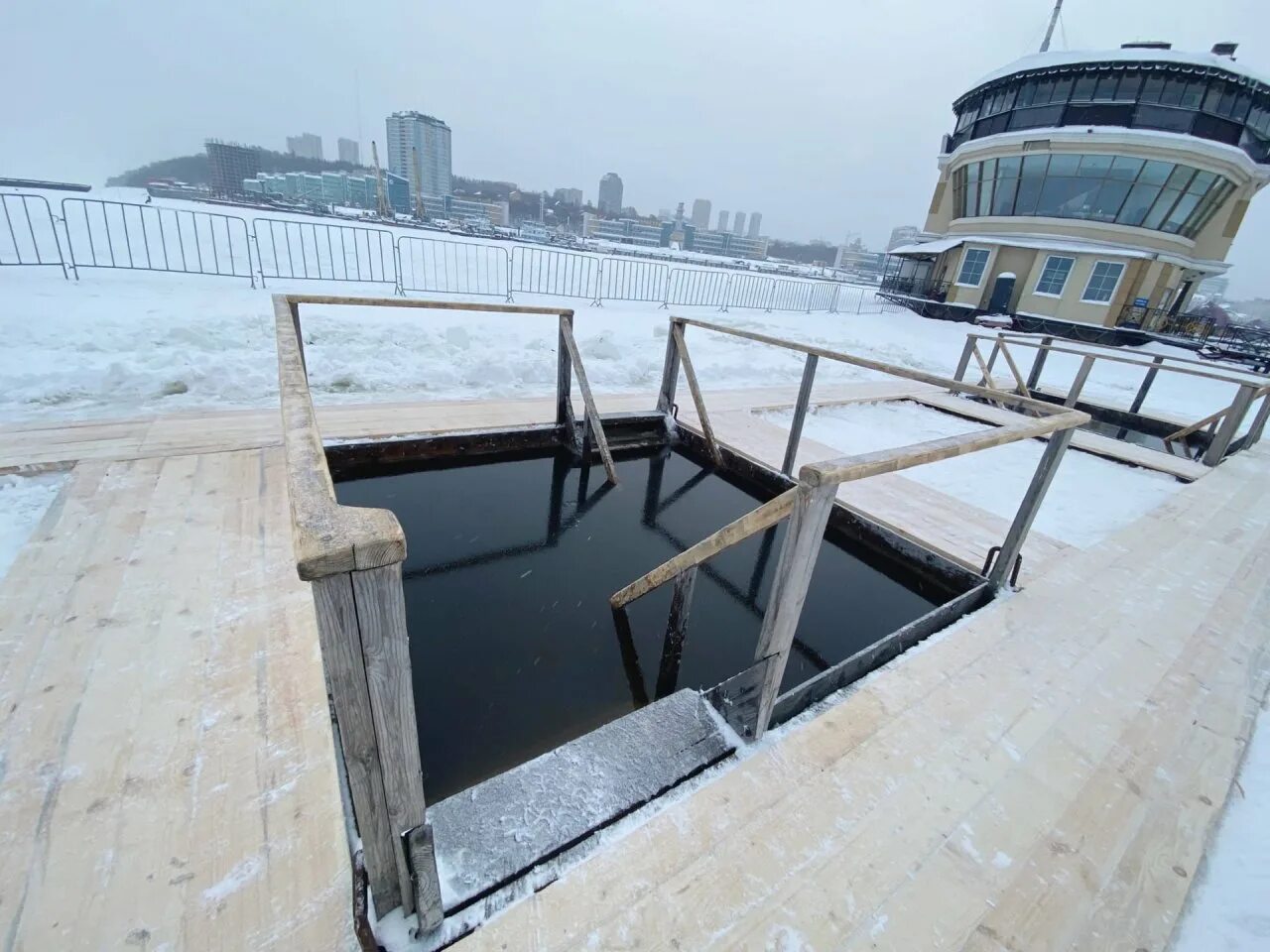 Крещенские купания 2022 чебоксары. Ольгинский пруд купель моржей. Крещенские купания. Крещение господне чебоксары. Крещенские купания чебоксары.