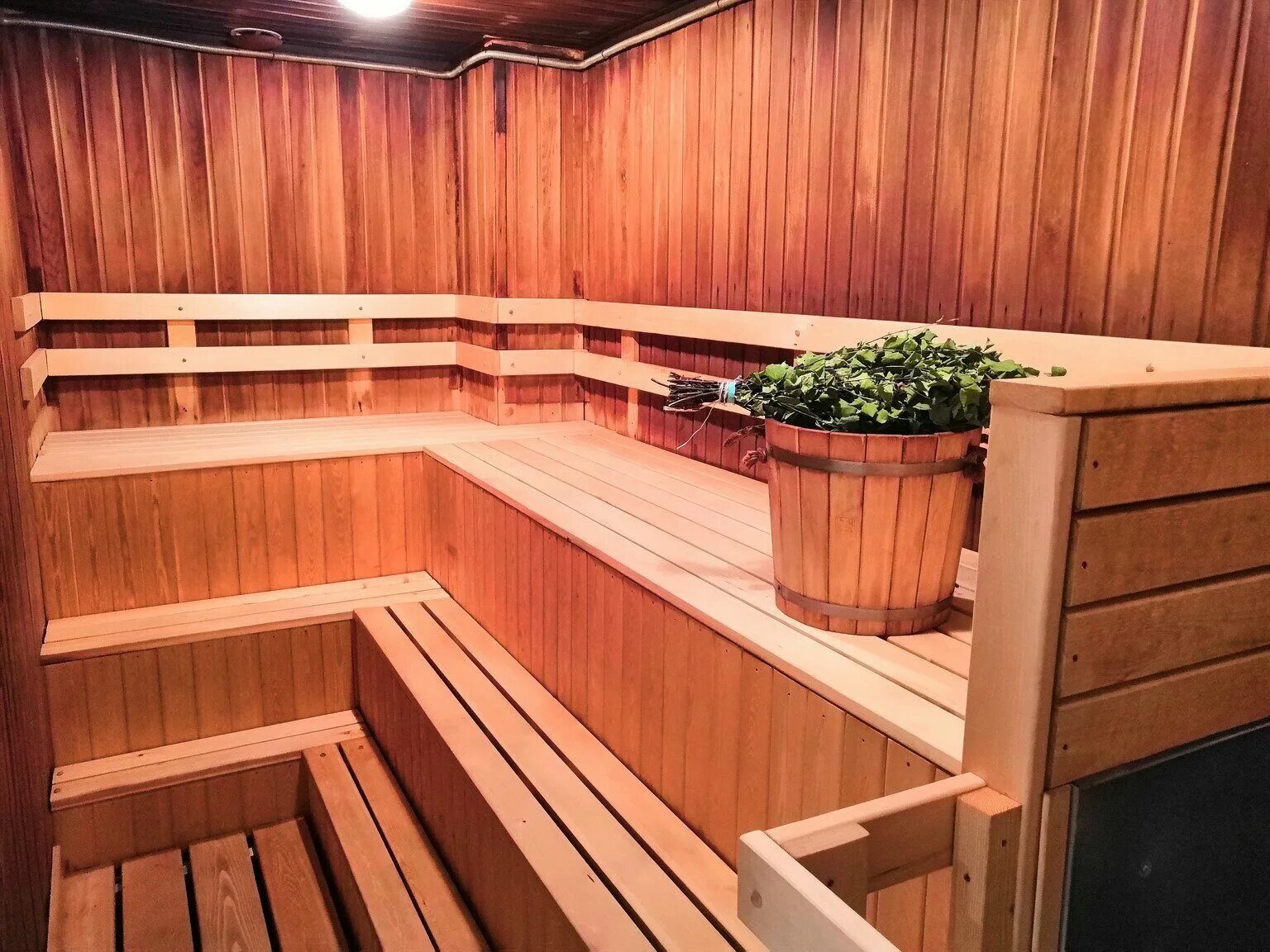 финская сауна с окном. селезневская баня москва. горячие камни в бане. бане трафик. русская баня.