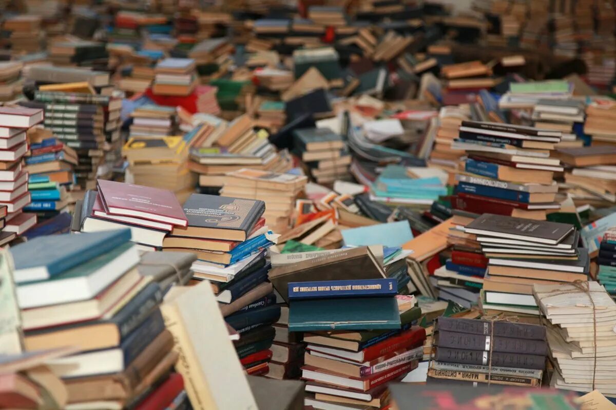 Много книг. Куча книжек. Груда книг. Куча учебников.