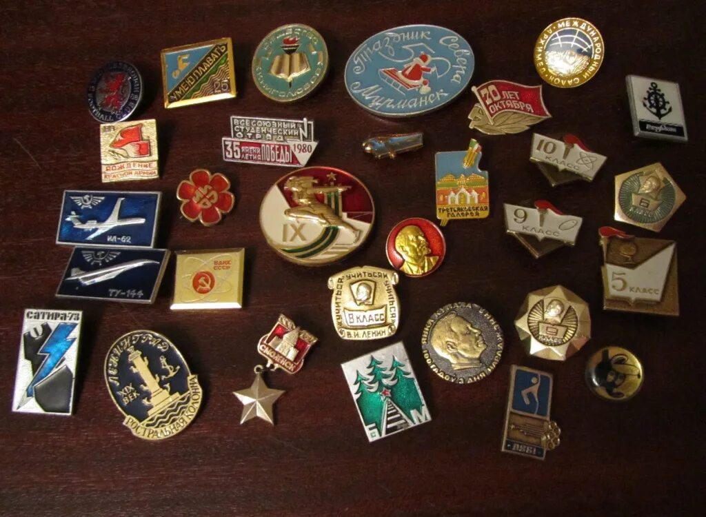 Где купить советские. Коллекционирование значков. Старые советские значки. Коллекция старых значков. Советские коллекционные значки.