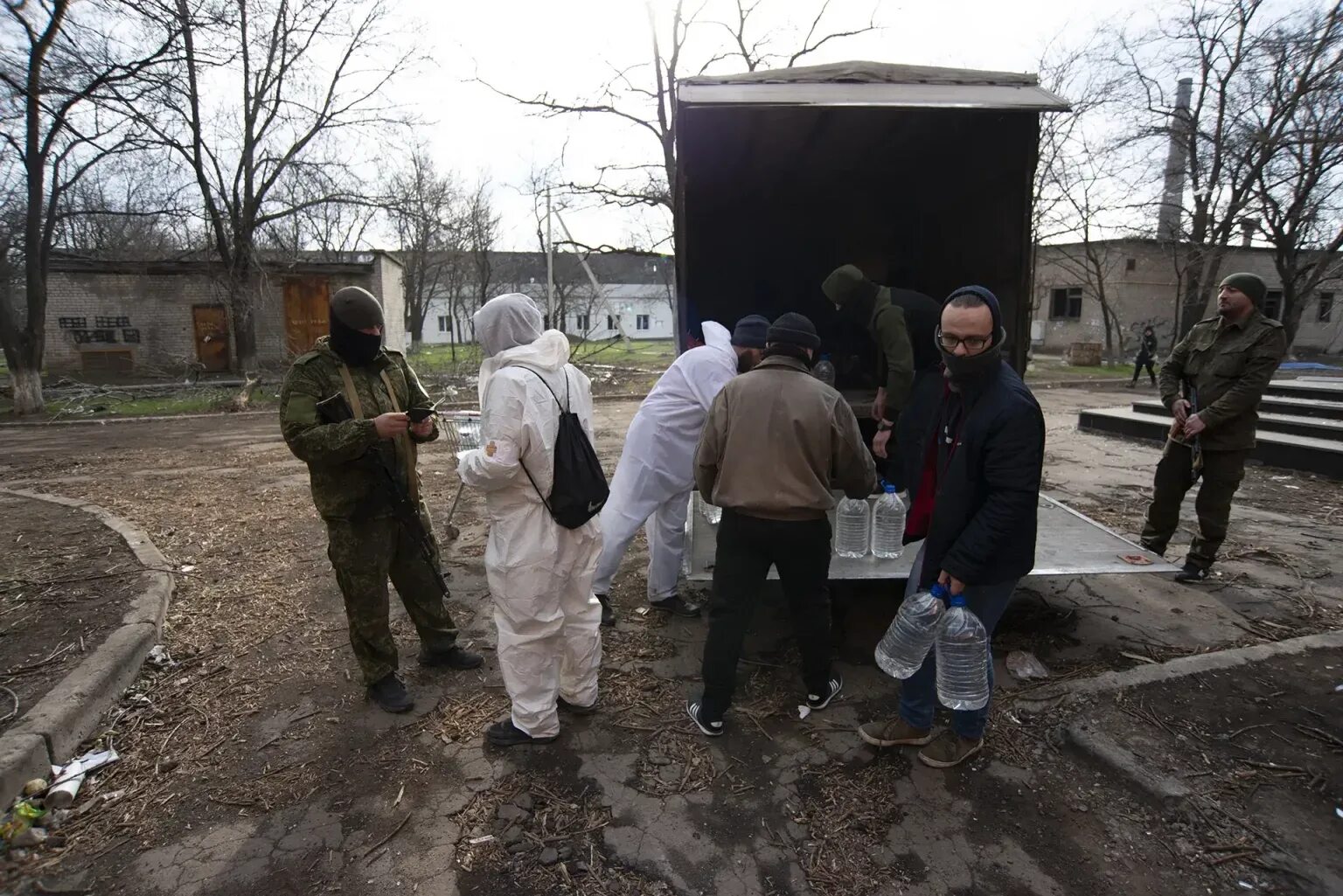 Первомайское донецкая область новости сегодня. Донецк очередь. Донецкая область. Вода в Донецке очередь. Донецк очереди за водой 2017.