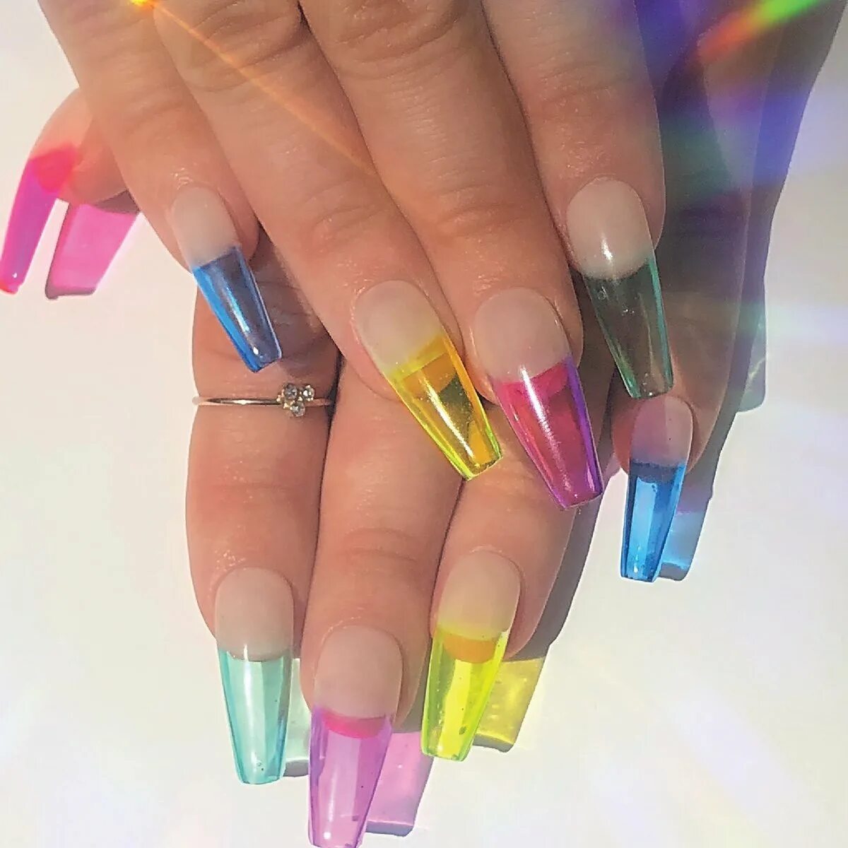 Дизайн ногтей кончики. Джелли нейлс 2022. Разноцветный френч. Прозрачные цветные ногти. Яркие разноцветные ногти.