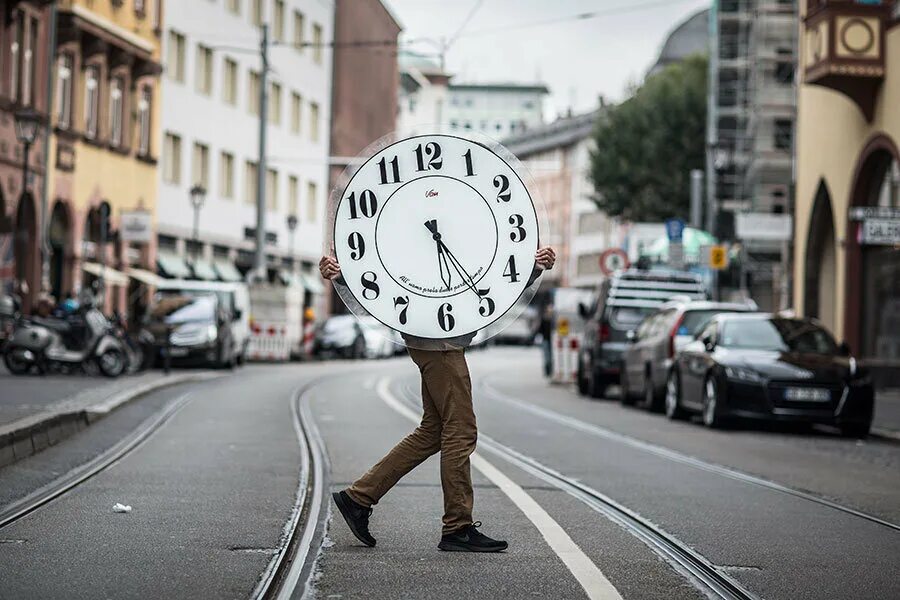 Общество и время. Общественное время. Латвия час -пик. Reduced working hours.