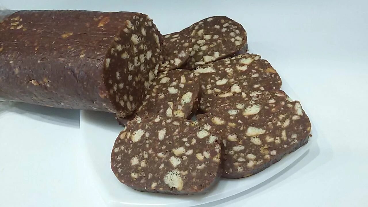 печенье шоколадная колбаска. сладкая колбаска. шоколадная колбаса из печенья рецепт детства. шоколадная колбаса из печенья и какао. шоколадная колбаса.