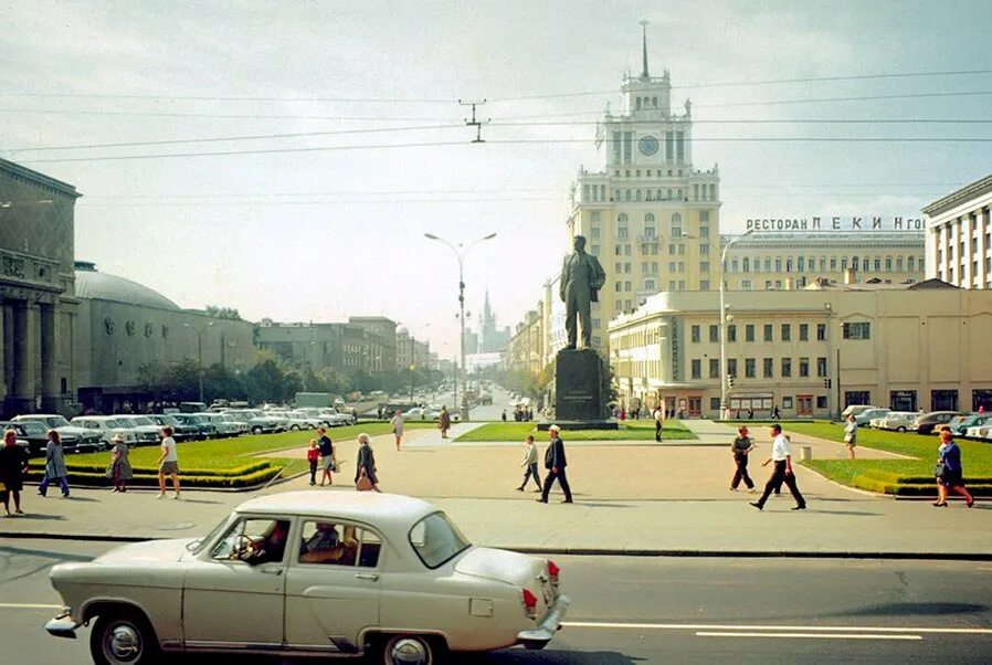 Москва мгу 1953. Ссср волга 60е. Манежная улица 1960. Москва в 60-е годы. Гостиница интурист москва тверская.