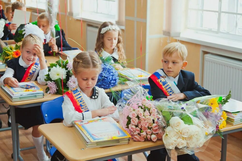 Первоклассник. Фотосессия первоклассника в школе. Первоклассник и учитель. Подарок первокласснику на первое сентября. Линейка окончание школы