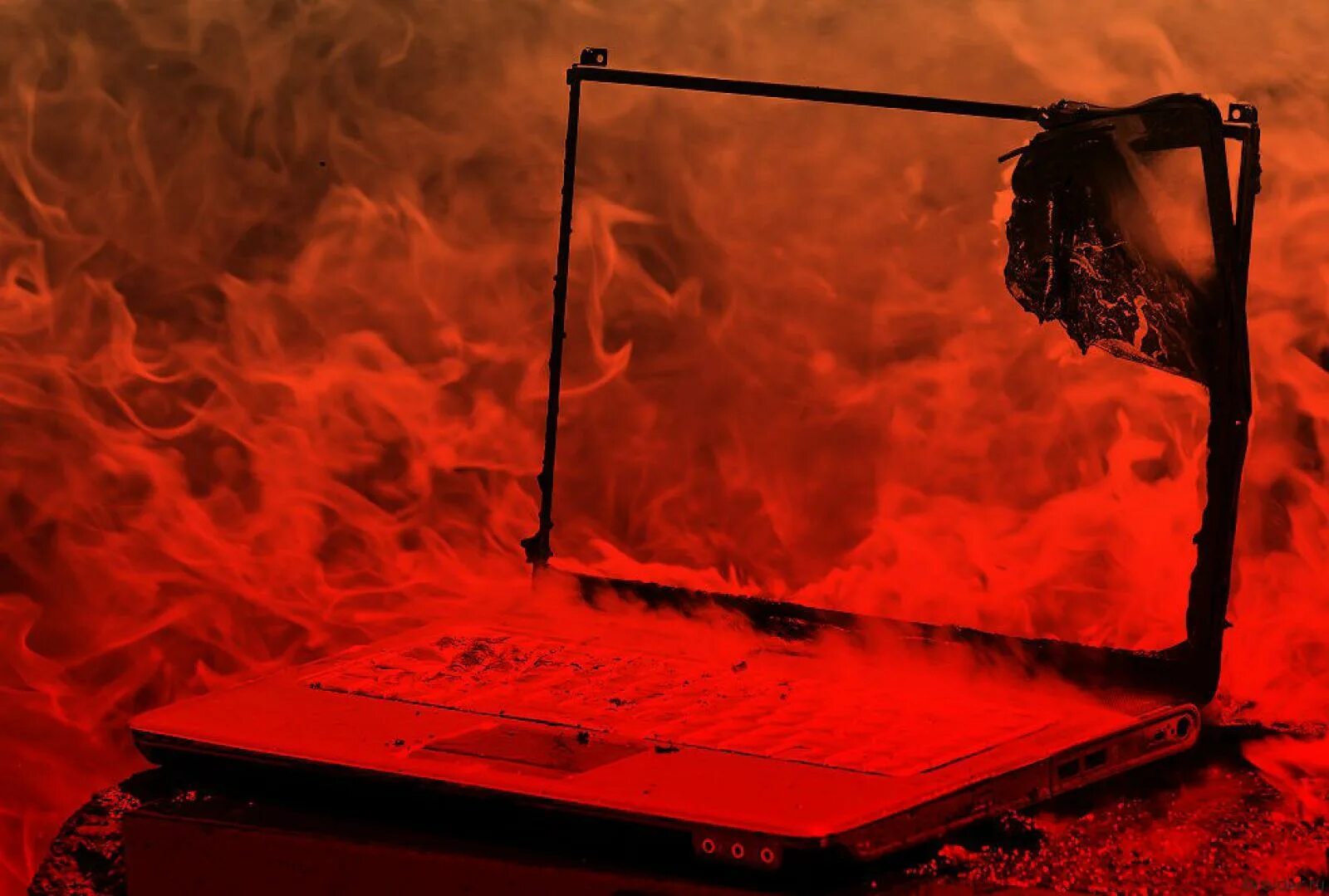 Сгоревший пк. Сгоревший ноутбук. Горящий ноутбук. Ноутбук в огне. Ноут горит.