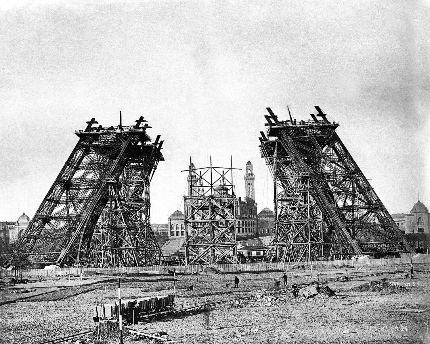1887 1889. Гюстав Эйфель Эйфелева башня. Эйфелева башня в 1887 году. Эйфелева башня 19 век. Париж 1887 год.