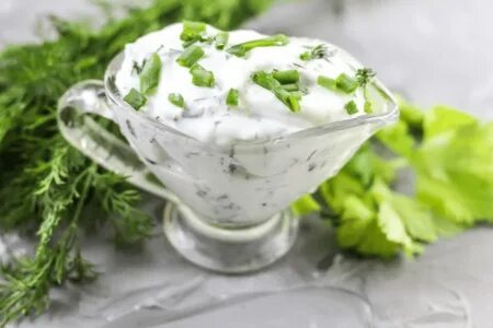 Соус из сметаны с чесноком и зеленью
