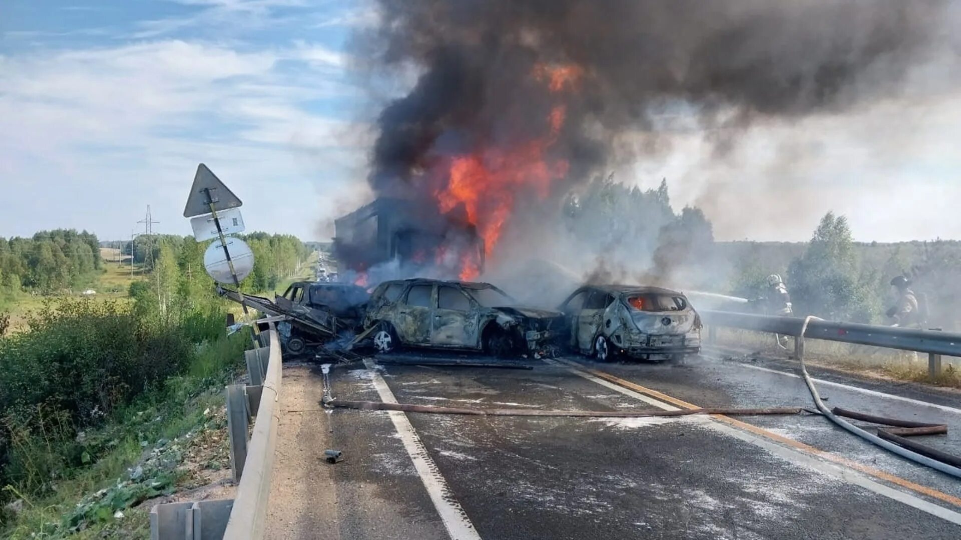 Я лето будет авария. ДТП В Вологодской област. Сгорела фура на трассе м7.