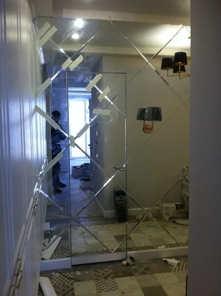 На что вешать зеркало в ванной. Монтаж зеркал. Монтаж зеркала на стену. Установка зеркальных. Монтаж зеркального панно на стену.