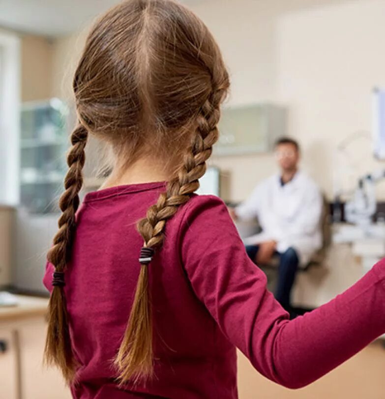 ребенок сидит спиной. девочка 5 лет живет. северодвинск девушка выпала с балкона. ребенок со спины. девочка жила в больнице.