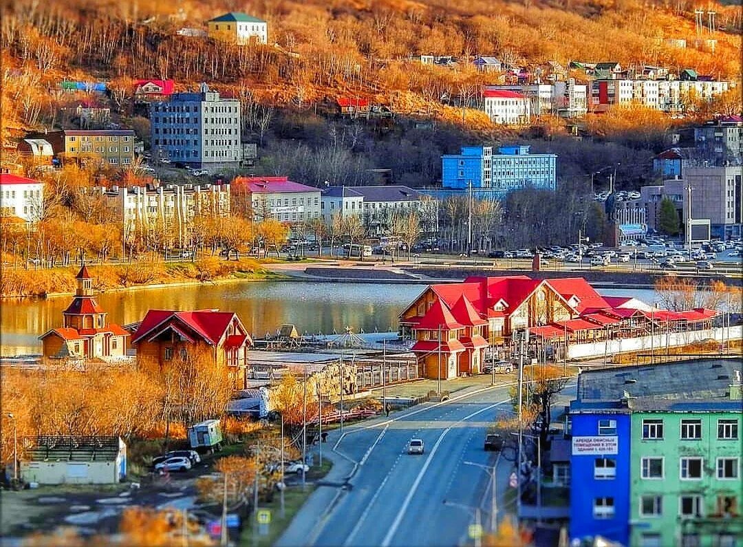 Население петропавловска. Петропавловск-Камчатский центр города. Этнодеревня Петропавловск-Камчатский. Этнодеревня Камчатка Петропавловск Камчатский. Петропавловск Камчатский центр города набережная.