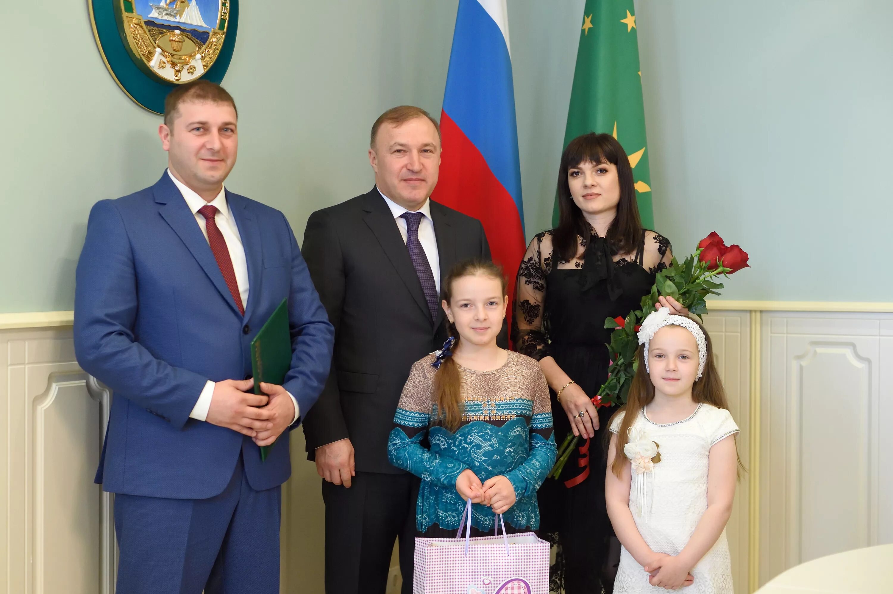 Кумпилов мурат каральбиевич и любовница чесебиева фото Республика Адыгея Мурат Кумпилов: "Мы должны помочь аграриям сохранить урожай"