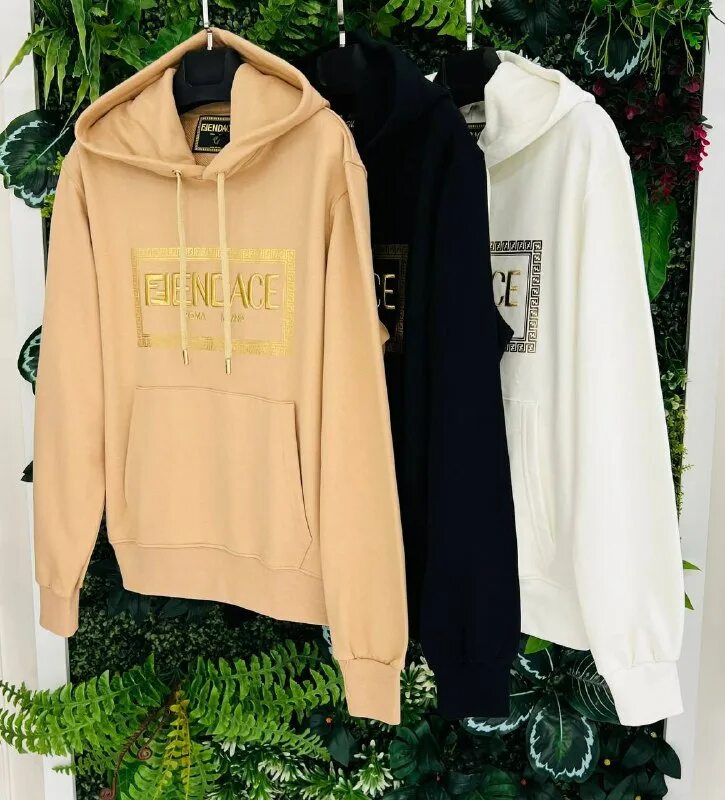 на мне только фенди худи