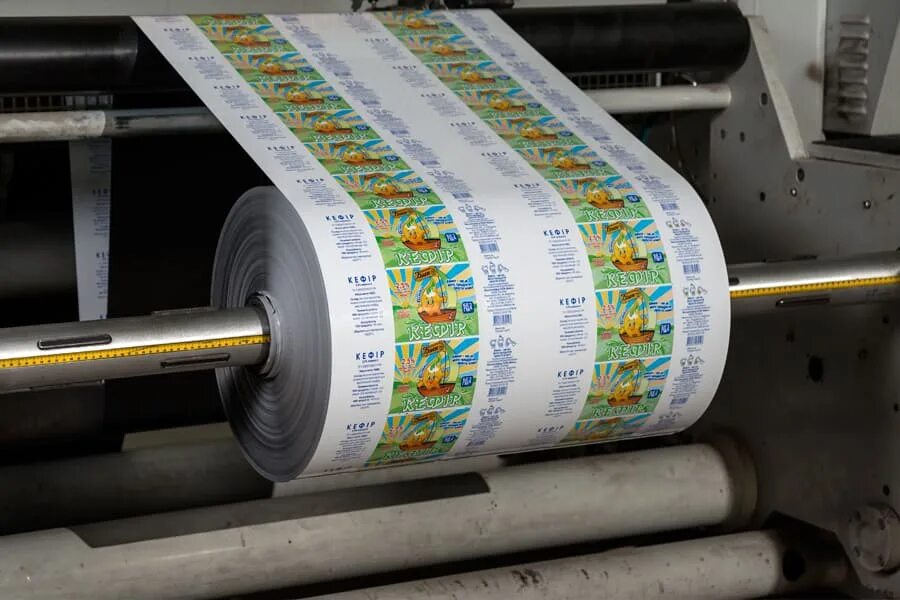 Печать на офсете упаковки. Печатный станок для пленки. Офсетная печать станок. Упаковка офсетная. Флексографическая печать.