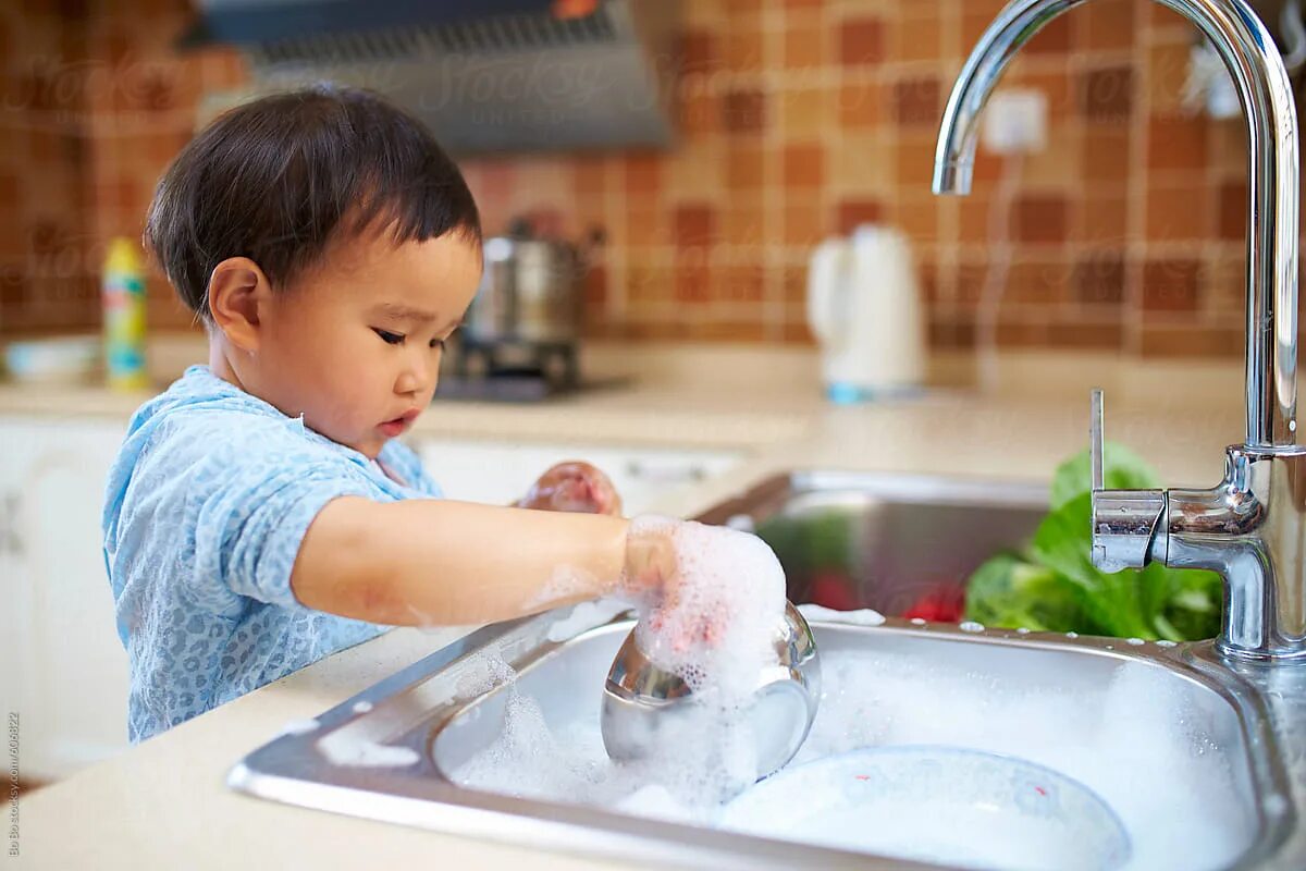 Ребенок умывается. Мытье посуды. Мытье посуды картинка. Wash the dishes. Мытье посуды детьми