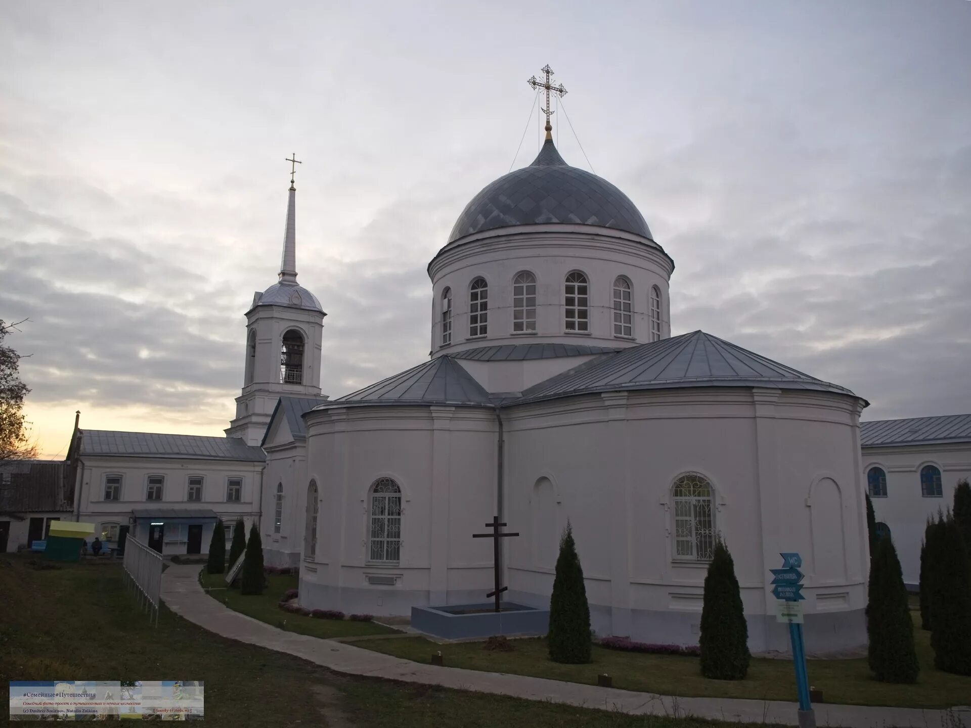 Успенский свято васильевский. Свято Успенский Дивногорский монастырь Воронежской области. Свято-Успенского Николо-Васильевского монастыря. Дивногорский Успенский монастырь Лискинский район. Николо Васильевский монастырь Донецкая область.