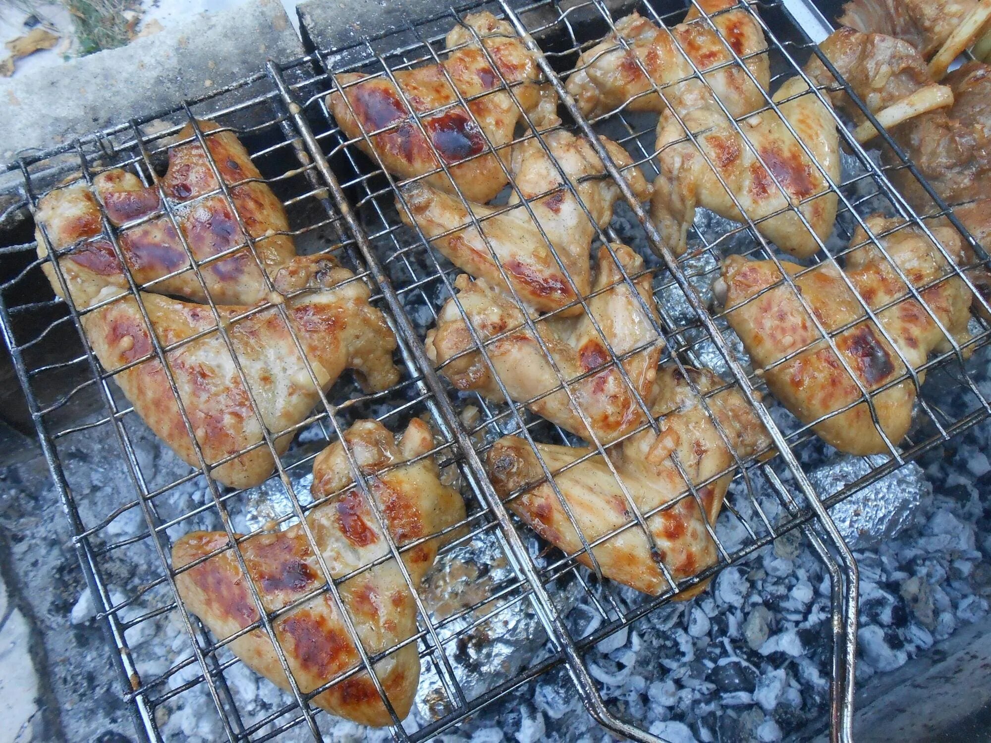 Рецепт шашлыка крылышки. Крылья на решетке на углях. шашлык крылышки. шашлык из куриных крылышек маринад на мангале. крыло куриное в маринаде на решетке.