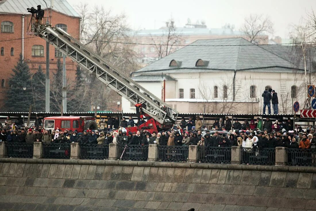 Сделано в москве болотная площадь. Болотная площадь в москве. болотная площадь алкошня. мост на болотной площади.