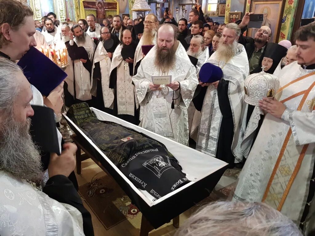 отпевание монахов. архимандрит иоанн крестьянкин похороны. погребение монашествующих. изгнание бесов в троице-сергиевой лавре. покровский храм ростов отпевание.