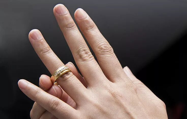 На какой руке носят армяне обручальное кольцо. Обручальное кольцо на пальце. Кольцо на безымянном пальце. Золотые обручальные кольца на руках. Кольцо вдовы.