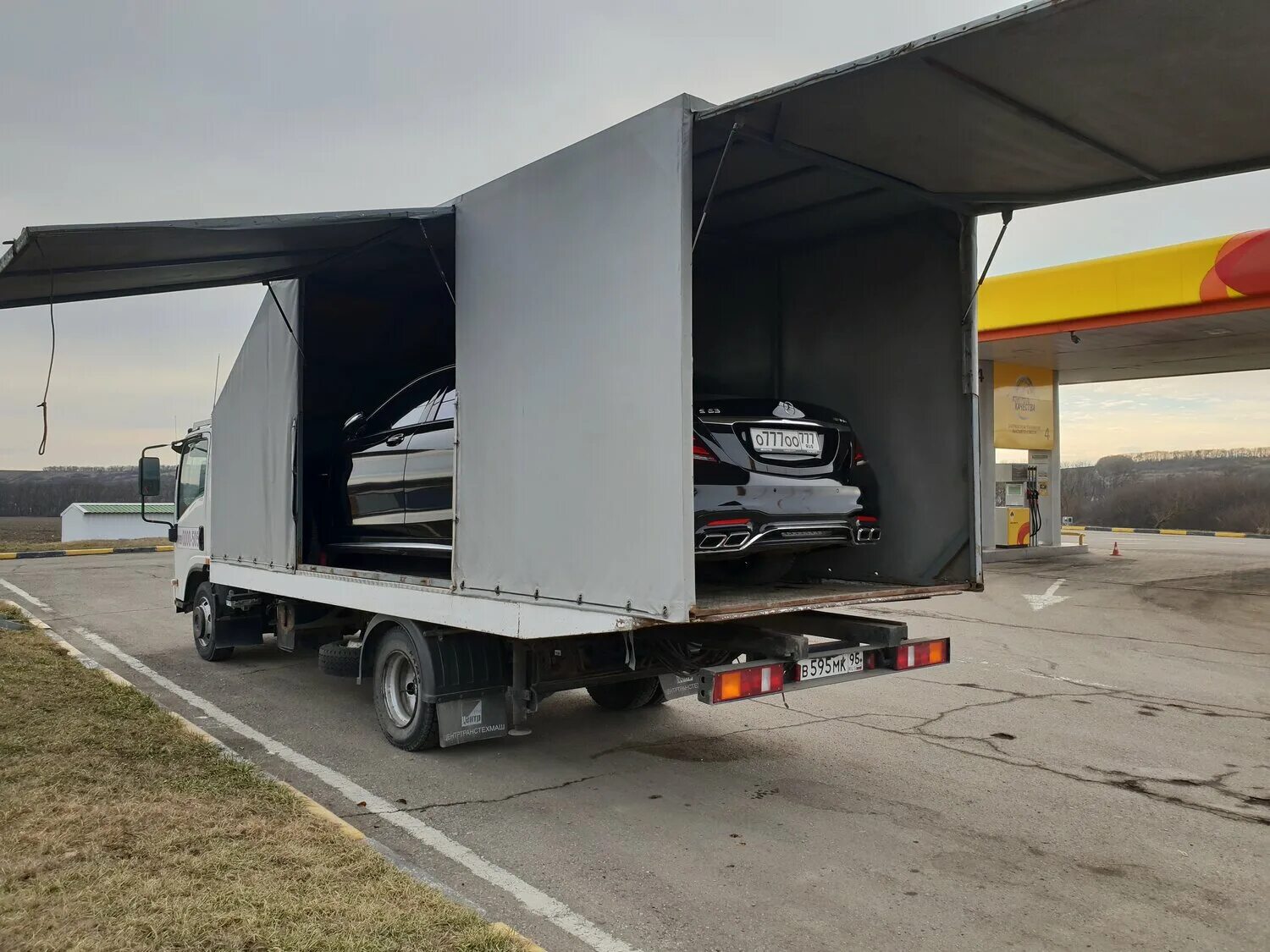 перевозка авто в закрытом автовозе. трейлер для перевозки автомобилей. прицеп 8725n3 для перевозки borum. крытый эвакуатор. крытый автовоз.